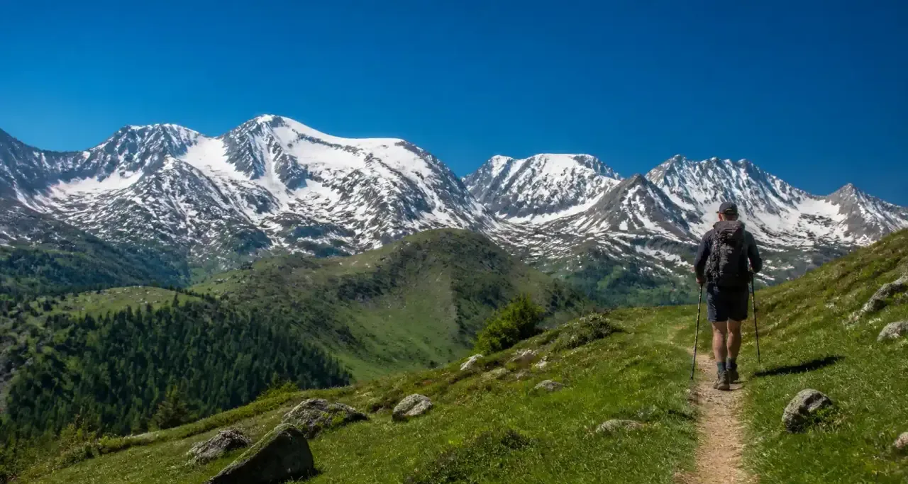 Randonnée dans les Pyrénées catalanes, sommet enneigé
