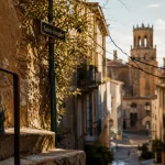 st jacques perpignan : ruelle médiévale vers l’église Saint-Jacques