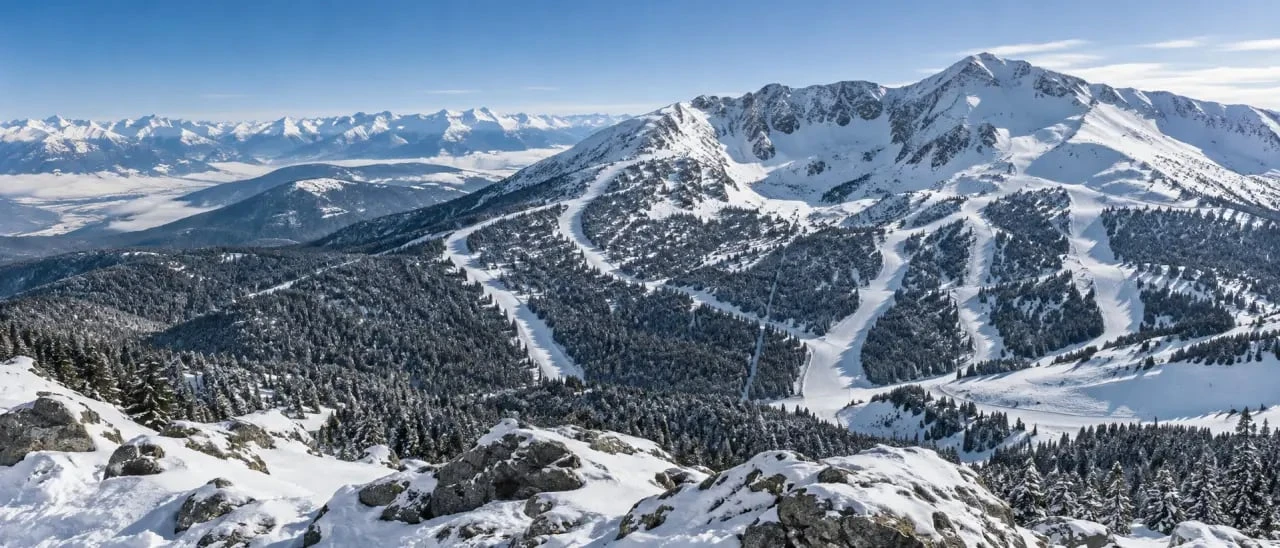 Cambre d aze en hiver avec les pistes et le cirque glaciaire des Pyrénées catalanes