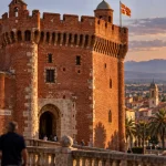Visiter le castillet perpignan : façade en briques et vue 360° depuis la rambarde